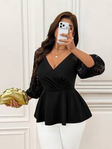 Femmeverse Blus Rajut Patchwork Lengan Sedang Warna Polos dengan Kerah V Silang dan Hiasan Renda untuk Wanita Ukuran Plus - Hitam - View 4