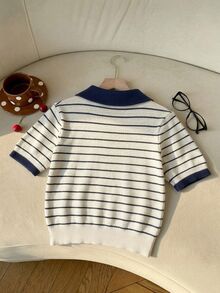CovetEZ Top de punto con cuello polo, bordado de dibujos animados y patrón a rayas - Multicolor - Ver 2