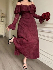 Dazy Plus Brudklänning i plus size, fransk stil, med spaghettiaxelband, off-shoulder och blomapplikation - Bourgogne - Visa 1