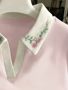 Resyla 大尺碼女款柔粉色對比白領花卉印花 Polo 短袖 V 領通勤顯瘦百搭 T 恤 - 彩色 - 查看 4