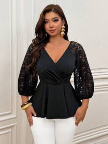 Femmeverse Blus Rajut Patchwork Lengan Sedang Warna Polos dengan Kerah V Silang dan Hiasan Renda untuk Wanita Ukuran Plus - Hitam - View 5