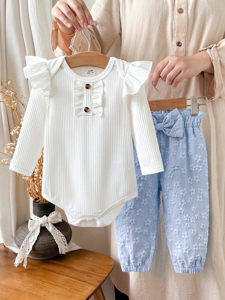 SHEIN Vintaside Kids 2 قطعة طقم ربيع/خريف حلو للبنات الصغيرات، بودي أبيض بأكمام طويلة وأكمام فراشة مضلعة عمودية مع أزرار بطبعة نمر وحافة مكشكشة، مقترن ببنطلون وردي جاكار ثلاثي الأبعاد بأساور مع زينة فيونكة كبيرة على الخصر، قماش مرن ناعم، أسلوب كوري لطيف، ملابس متعددة الاستخدامات لارتداء الأطفال اليومي وجلسة تصوير عيد الميلاد الأول - الأزرق - مشاهدة 3