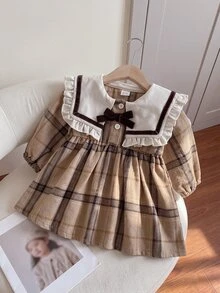 SHEIN Playful Pals 女嬰學院風格紋梭織洋裝，大翻領、荷葉邊飾邊、前開鈕扣、蝴蝶結、鬆緊腰、大裙擺與長袖 - 卡其色 - 查看 5