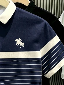 Manfinity Hypemode 復古丹寧風藍白拼色條紋 Polo 衫，印有馬標誌，藝術領短袖上衣，男女款圖案 T 恤，百搭夏季休閒襯衫 - 彩色 - 查看 3