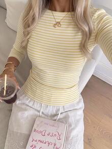 SHEIN EZwear 休閒極簡風 95% 棉 性感露肩奶油黃條紋短袖 T-shirt，適合春夏，春夏穿搭，奶油黃條紋顯白，夏季上衣，適合日常通勤、約會、聚會、秋冬春夏、聖誕節、新年、感恩節、派對、婚禮、海灘、畢業典禮、時尚 - 彩色 - 查看 3