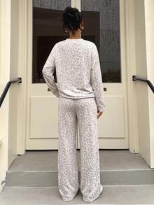 Muchica 女款豹紋長袖T恤與寬鬆長褲兩件套 - 白色 - 查看 2