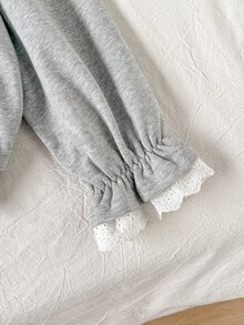 SHEIN 女童休閒韓系拼接白色蕾絲刺繡領口袖口喇叭蕾絲袖衛衣，適合外出、上學、通勤 - 淺灰色 - 查看 6