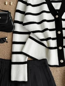 Grovea Jaket Sweater Wanita Ukuran Besar dengan Trim Colorblock Hitam Putih Leher V, Kancing Depan, Elegan, Kasual, Musim Gugur, dan Acara Klub. - Hitam - View 4