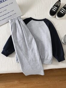 SHEIN Genkimix Kids Boys Korean Style Minimalist Black & Grey Color Block Raglan Sleeve Crew Neck Sweatshirt With Matching Color Block Loose Sweatpants Set, Spring Daily Wear - Grey - View 3