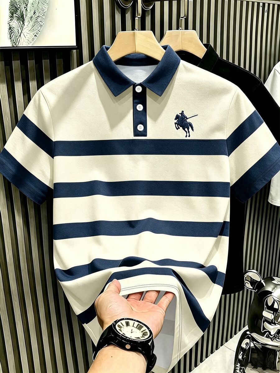 Manfinity Hypemode 復古丹寧風藍白對比條紋短袖 Polo 衫,附馬標印花,藝術感短袖上衣,男女款圖案 T 恤,適合夏季日常休閒外出,百搭百搭上衣 - 彩色 - 查看 1