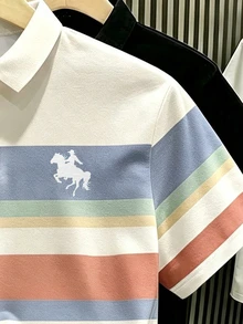 Manfinity Hypemode 美式復古經典風彩色條紋小馬Logo印花 Polo 衫，學院風休閒夏季上衣，男女款圖案 T 恤，適合日常穿著、休閒、度假，短袖 - 彩色 - 查看 3