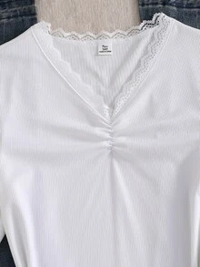 SHEIN 1件女款青少年純欲溫柔風蕾絲V領上衣，日常校園購物約會通勤穿搭，初秋抽褶羅紋修身顯瘦短款長袖打底T恤 - 白色 - 查看 6