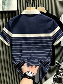 Manfinity Hypemode 復古丹寧風藍白拼色條紋 Polo 衫，印有馬標誌，藝術領短袖上衣，男女款圖案 T 恤，百搭夏季休閒襯衫 - 彩色 - 查看 2