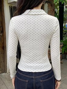 DAZY 女款修身短袖T恤，白色波點滿版印花搭配彩色鈕扣裝飾，休閒街頭運動音樂節風格，春夏款 - 白色 - 查看 4