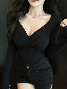 DAZY 女款純色V領百褶休閒百搭日常穿搭T恤 秋季 - 黑色 - 查看 6