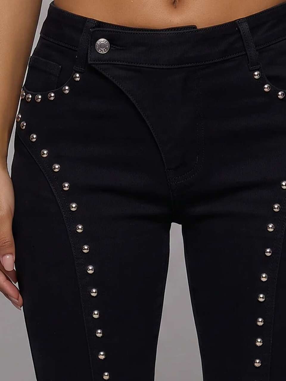 Pantaloni a zampa di elefante in denim a vita media, design con bottoni stratificati, dettagli con borchie, stile bohémien sexy, stile dolce da festa, vibrazione Ibiza, primavera/estate, giovanile, adatto per uscite