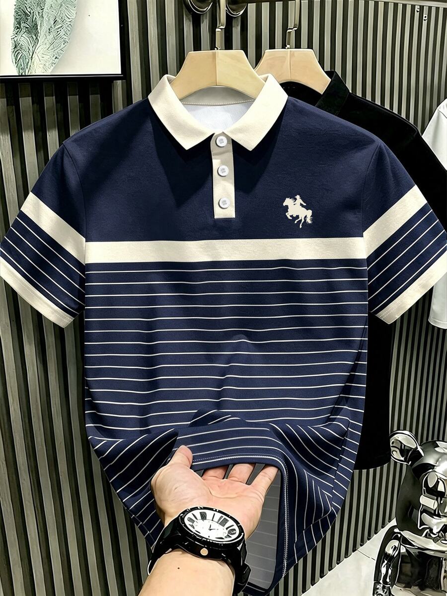 Manfinity Hypemode 復古丹寧風藍白拼色條紋 Polo 衫,印有馬標誌,藝術領短袖上衣,男女款圖案 T 恤,百搭夏季休閒襯衫 - 彩色 - 查看 1