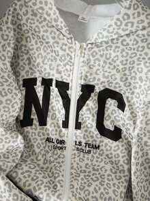 SHEIN 1件青少年女孩美式復古甜酷豹紋夾克，校園街頭日常出遊穿搭，春秋淺灰色滿版豹紋 NYC 字母連帽拉鍊寬鬆休閒衛衣 - 灰色 - 查看 4