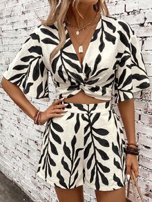 SHEIN Clasi 女款V領百褶上衣與短褲休閒日常兩件套 - 黑色 - 查看 1