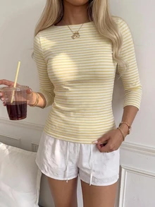 SHEIN EZwear 休閒極簡風 95% 棉 性感露肩奶油黃條紋短袖 T-shirt，適合春夏，春夏穿搭，奶油黃條紋顯白，夏季上衣，適合日常通勤、約會、聚會、秋冬春夏、聖誕節、新年、感恩節、派對、婚禮、海灘、畢業典禮、時尚 - 彩色 - 查看 6