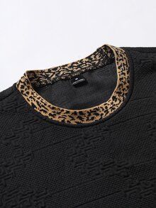 Manfinity Homme Camiseta de hombre de punto jacquard de unicolor con textura, cuello y puños negros, estampado de leopardo y acanalada - Negro - Ver 4