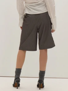 MUSEYN Dark Grey Woven Pinstripe Long Tailored Shorts Casual Relaxed Vacation Weekend Fall Fashion - Dark Grey - View 4
