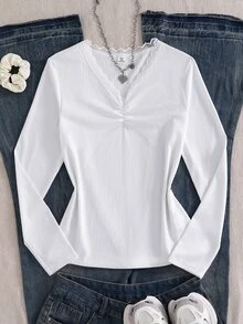 SHEIN 1件女款青少年純欲溫柔風蕾絲V領上衣，日常校園購物約會通勤穿搭，初秋抽褶羅紋修身顯瘦短款長袖打底T恤 - 白色 - 查看 1
