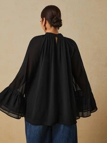 Travachic Blus Elegan Wanita Ukuran Besar Warna Polos Kerah Tegak Berlipit Lengan Lonceng - Hitam - View 3