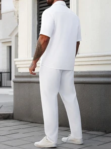 Manfinity CasualCool 男士大尺碼幾何印花襯衫與長褲休閒套裝 - 白色 - 查看 3