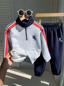 SHEIN 2件組兒童小男孩秋冬條紋圓領長袖套頭運動衫與慢跑褲套裝，立領運動衫套裝，男孩運動套裝，秋冬套裝 - 彩色 - 查看 8