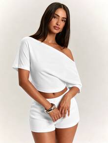 SHEIN BAE 女款不對稱肩 캐시미爾針織短袖上衣與低腰短褲套裝，春/夏條紋兩件套，基礎款兩件套，休閒兩件套，舒適兩件套，適合通勤、公園、街頭與日常休閒穿著，基礎款/秋季/返校/休閒套裝，條紋套裝/機場穿搭/莓果色套裝 - 白色 - 查看 6