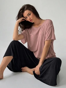 DAZY 2件組女款寬鬆短袖T恤與直筒睡褲居家服套裝 - 紫色 - 查看 6