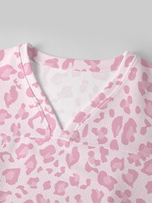 TaskEZ Scrub Uniform Set, Vintage Pink Leopard Print Pattern, Suitable For Pet Hospital, Work Commute - Multicolor - View 3