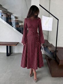 Modelyn 春秋法式通勤優雅波點收腰百褶抽繩喇叭袖長洋裝女款 - 酒紅色 - 查看 8