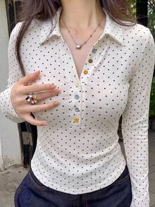 DAZY 女款修身短袖T恤，白色波點滿版印花搭配彩色鈕扣裝飾，休閒街頭運動音樂節風格，春夏款 - 白色 - 查看 6
