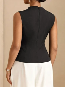 Juhart Blus Tanpa Lengan Warna Hitam Polos untuk Wanita Ukuran Besar, Model Musim Panas, dengan Hiasan Logam yang Mengencangkan Pinggang dan Desain Lipit, Sederhana dan Elegan, Belahan Samping. - Hitam - View 2