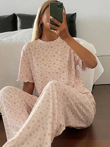 DAZY 2件組甜美碎花寬鬆短袖T恤與寬鬆直筒長款睡褲夏季女款睡衣套裝 - 杏色 - 查看 4