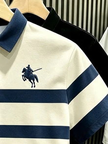 Manfinity Hypemode 復古丹寧風藍白對比條紋短袖 Polo 衫，附馬標印花，藝術感短袖上衣，男女款圖案 T 恤，適合夏季日常休閒外出，百搭百搭上衣 - 彩色 - 查看 3
