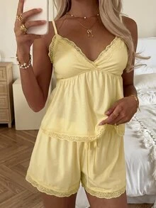 CovetEZ 女款蕾絲拼接百褶細肩帶上衣與短褲休閒日常套裝 - 鵝黃色 - 查看 9