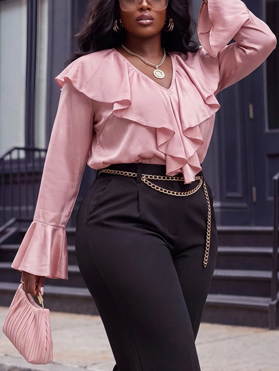 Slaydiva Damnskjorta i plus size, dammrosa satinblus med volang, V-ringning och utställda ärmar
