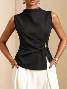 Juhart Blus Tanpa Lengan Warna Hitam Polos untuk Wanita Ukuran Besar, Model Musim Panas, dengan Hiasan Logam yang Mengencangkan Pinggang dan Desain Lipit, Sederhana dan Elegan, Belahan Samping. - Hitam - View 3