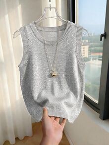 SHEIN 2026新款女款閃亮金針織背心上衣－圓領、羅紋袖口細節、短版剪裁，完美融合90年代復古魅力與極簡時尚，適合早午餐約會、夜晚外出及春夏日常穿著 - 淺灰色 - 查看 4