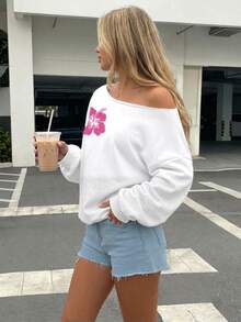 SHEIN EZwear 白色寬鬆露肩休閒長袖運動衫，粉色花卉圖案，復古休閒風，適合海灘、音樂節、度假等場合，展現邁阿密女孩魅力，秋季開學及秋冬女裝理想選擇。這款露肩運動衫/烏龜圖案運動衫/灰色運動衫/夏季上衣非常適合開學與秋冬穿搭 - 白色 - 查看 5