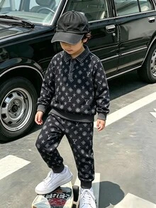 SHEIN 2件組 男童新款秋冬活力針織印花半拉鍊 Polo 領長袖運動衫與運動長褲套裝，舒適面料，時尚版型，適合多季節與多場合穿著 - 黑色 - 查看 3