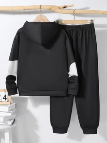 SHEIN 2件組兒童青少年男孩休閒日常百搭舒適圖案印花連帽衫寬鬆套頭長袖運動衫與寬鬆慢跑運動長褲針織運動套裝 - 黑色 - 查看 2