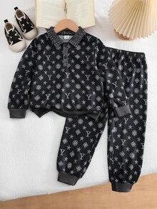SHEIN 2件組 男童新款秋冬活力針織印花半拉鍊 Polo 領長袖運動衫與運動長褲套裝，舒適面料，時尚版型，適合多季節與多場合穿著 - 黑色 - 查看 6