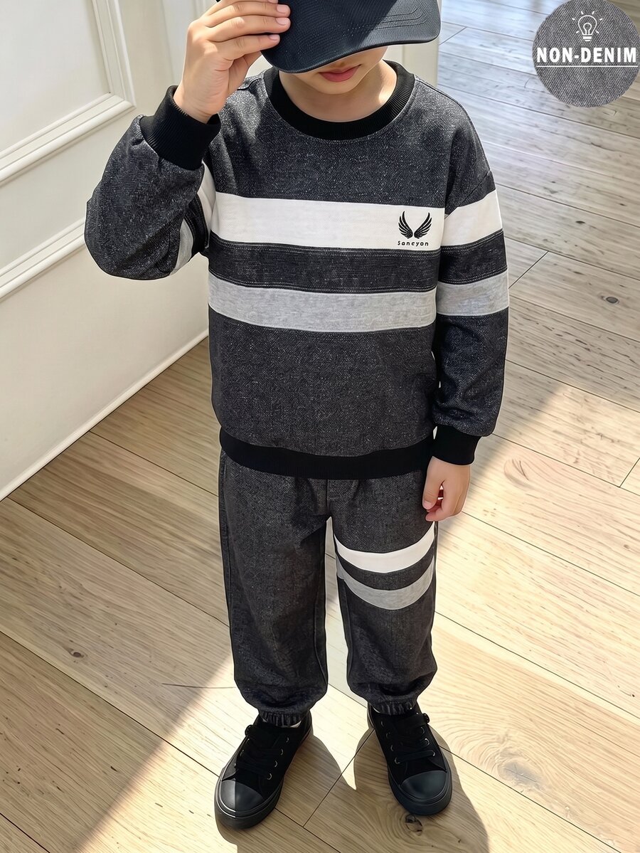 SHEIN Coolqubz 2件組青少年男孩時尚白色運動衫與深綠色長褲套裝,胸前綠色圖案印花,時尚街頭風,柔軟舒適面料,易穿脫,適合春秋季,校園與戶外穿著,男孩必備2件套裝 - 灰色 - 查看 1