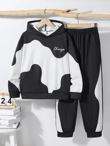 SHEIN 2件組兒童青少年男孩休閒日常百搭舒適圖案印花連帽衫寬鬆套頭長袖運動衫與寬鬆慢跑運動長褲針織運動套裝 - 黑色 - 查看 3