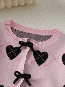 SHEIN 女童秋冬時尚愛心菱格紋蝴蝶結圓領針織毛衣長袖開襟衫 + 黑色針織迷你裙 2件套，青少年女孩長袖圓領針織毛衣，休閒優雅風格，適合秋冬日常穿著、外出、旅行、度假與萬聖節 - 粉色 - 查看 4