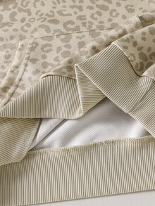 SHEIN Casuvi Kids 兒童女童豹紋連帽衛衣套裝 2件組，秋冬套裝，寬鬆落肩袖袋鼠口袋連帽上衣 + 高腰直筒寬腿褲，時尚淺棕豹紋配皮革貼飾，休閒運動風，適合前青春期女孩 - 彩色 - 查看 6